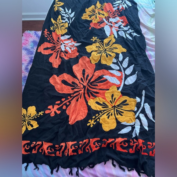 Beautiful Hibiscus Flower Sarong multi-way multi use - Picture 2 of 5